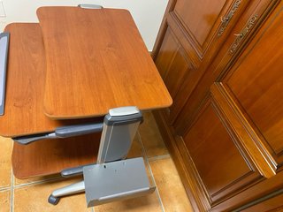 Mesa de ordenador con niveles