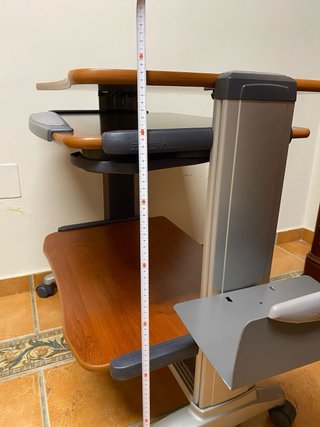 Mesa de ordenador con niveles