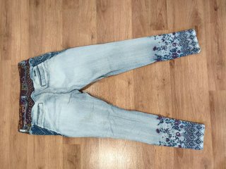 Pantalón vaquero mujer estampado