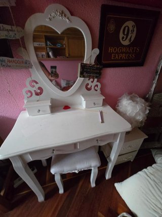 Tocador Blanco con Espejo en Forma de Corazón