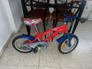 Bicicleta infantil roja y azul