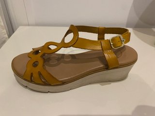 Sandalia de plataforma cuero