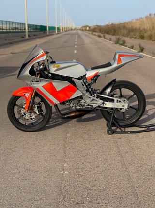 Moto de circuito Conti