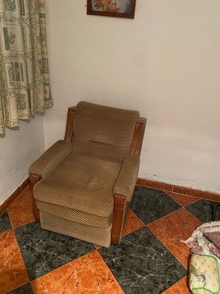 Sillón de tela y madera