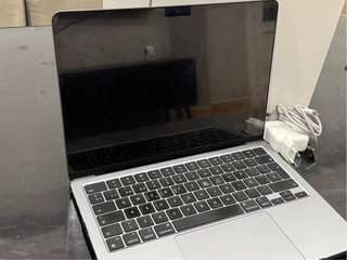 MacBook Air M2 13,6 8GB/256GB