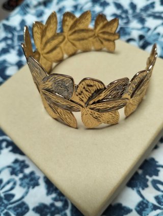 Brazalete Dorado con Diseño de Hojas