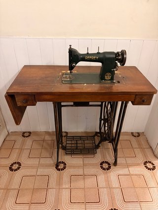 Máquina de coser Refrey con mueble
