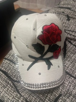 Gorra Blanca con Bordado de Rosa