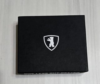 Cartera de piel  con cremallera para hombre.