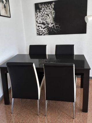 Conjunto de Mesa y 4 Sillas