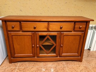 Mueble de salón madera clara con cristal