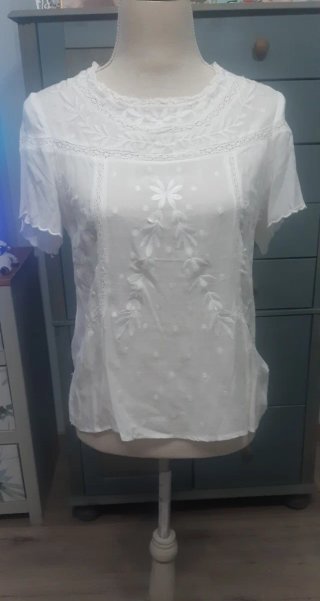 Blusa blanca romántica bordada