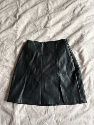Falda efecto cuero negra Pull & Bear
