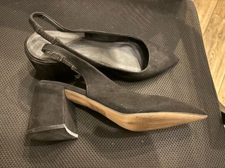 Zapatos negros tacón ancho slingback