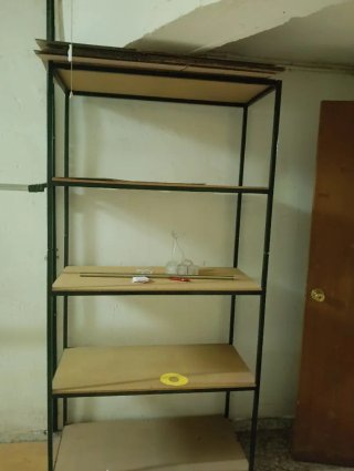 Estanterías de metal y madera