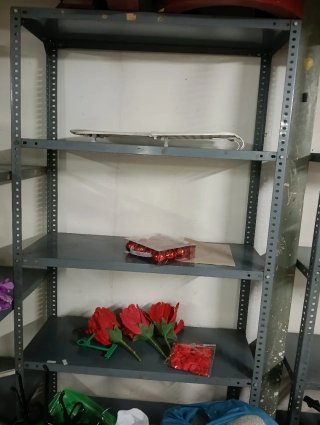 Estanterías de metal y madera