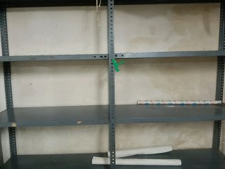 Estanterías de metal y madera