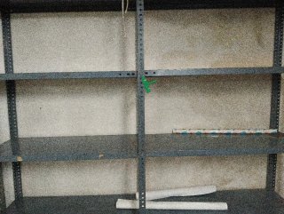 Estanterías de metal y madera