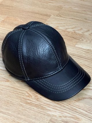 Gorra de cuero negra