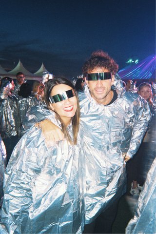 Poncho plateado y gafas concierto Shakira