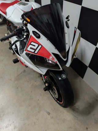 Yamaha R6r Roja y Blanca