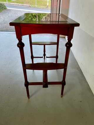 Mesa auxiliar Canterbury con revistero