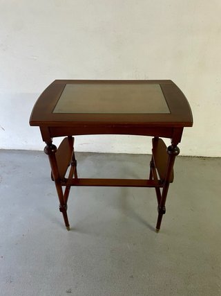 Mesa auxiliar Canterbury con revistero