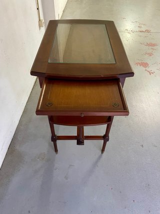 Mesa auxiliar Canterbury con revistero