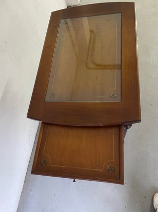 Mesa auxiliar Canterbury con revistero
