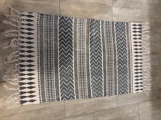 Alfombra Maison du Monde geométrica beige y azul