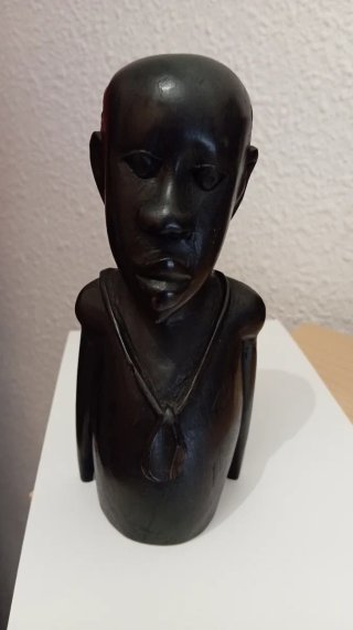 Busto Africano de Madera Noble