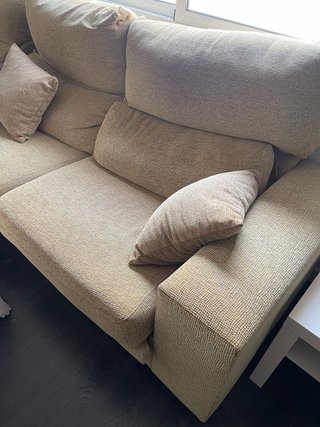 Sofá de tela beige