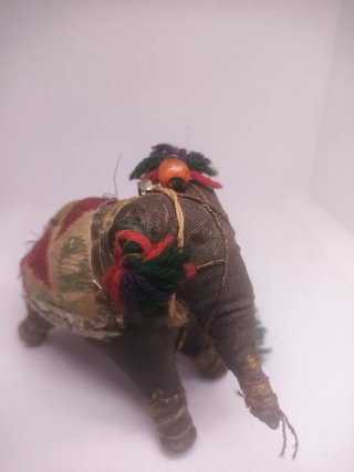 Elefante de peluche decorativo