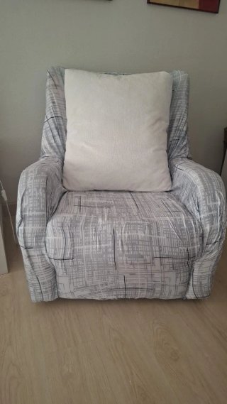 Sillón de tela gris y blanco