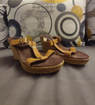 Sandalias de cuña marrones