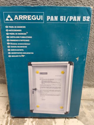 Tablón de anuncios con vitrina