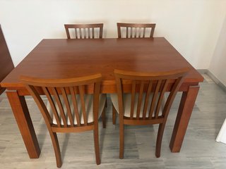 Conjunto de Mesa y 4 Sillas de Madera