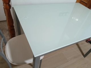 Mesa de cocina cristal blanco y metal y 2 sillas