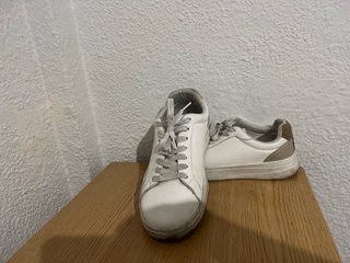 Zapatillas deportivas blancas y beige talla 40