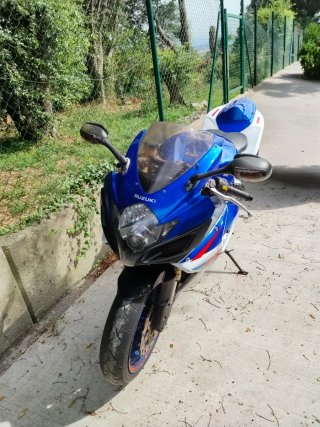 Suzuki GSXR 600 K7 Azul y Blanca