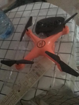 Dron Amarillo con Luces LED y Mando