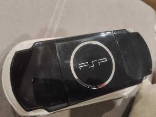 PSP + 2 schede + Custodia + Caricatore