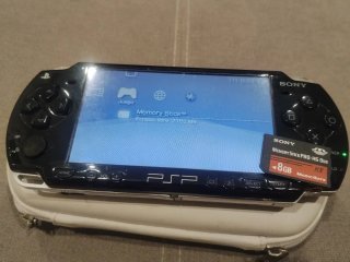 PSP + 2 schede + Custodia + Caricatore