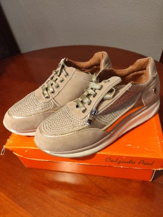 Zapatillas con cordones doradas