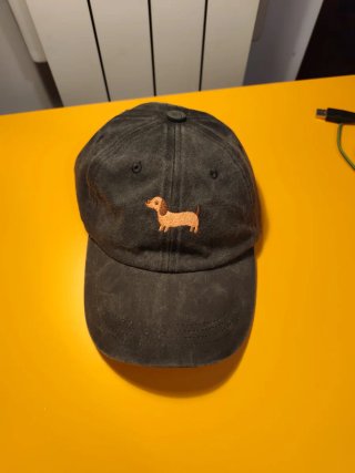 Cappellino nero con ricamo bassotto dachshund