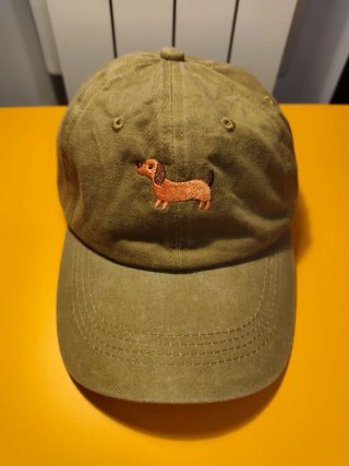 Cappellino con ricamo bassotto dachshund