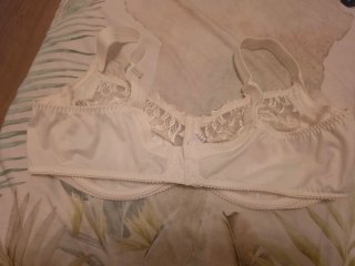 Sujetador beige puesto 2 veces