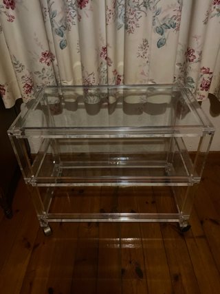 Mesa auxiliar cristal y metacrilato