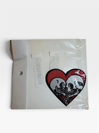 Emblema Bordado Coração com Esqueletos