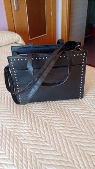 Bolso Negro con Tachuelas